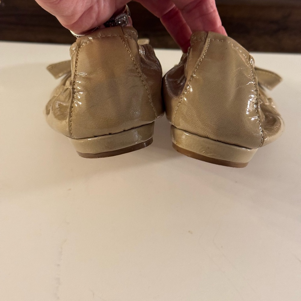 BUTTER MADE IN ITALY TAUPE PATENT LEATHER BOW BALLOT FLATS! - Picture 7 of 8
